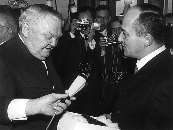 Prof. Ludwig Erhard (l) nimmt am 04.02.1967 in Tegernsee eine Geschenk des...