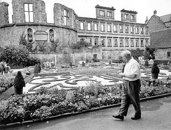 Blumenbeete im Heidelberger Schloss
