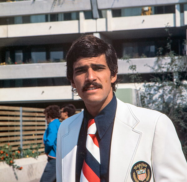 Mark Spitz im Olympischen Dorf in München 1972