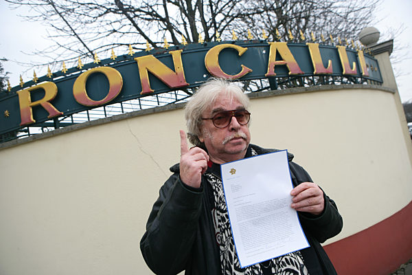 Bernhard Paul ( Circus Roncalli ) mit Steinbrück-Brief