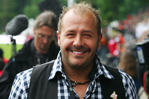 Kicken für den guten Zweck - Poldi & Friends vs. Per & Friends