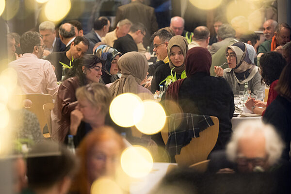 Fastenbrechen im Ramadan des House of One