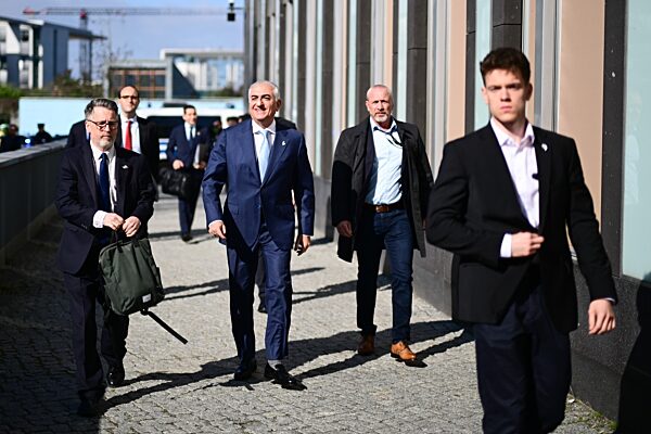 Iranischer Schah-Sohn Pahlavi besucht Berlin