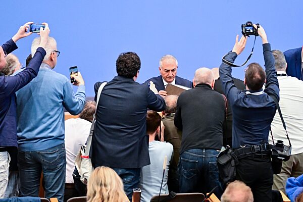 Iranischer Schah-Sohn Pahlavi besucht Berlin