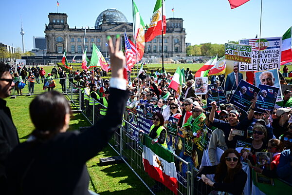 Iranischer Schah-Sohn Pahlavi besucht Berlin