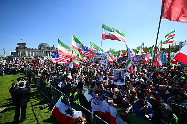 Iranischer Schah-Sohn Pahlavi besucht Berlin