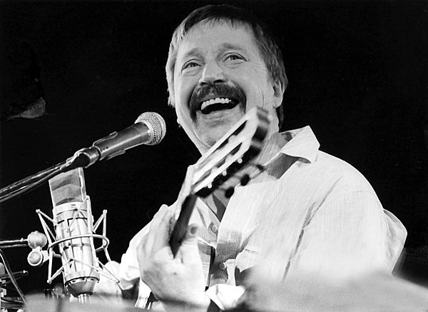 Der 1976 aus der DDR ausgebürgerte Liedermacher Wolf Biermann nutzt die mit...