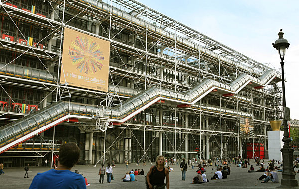 Die berühmte "Glasraupe" an der 166 Meter langen Hauptfassade vom Centre...