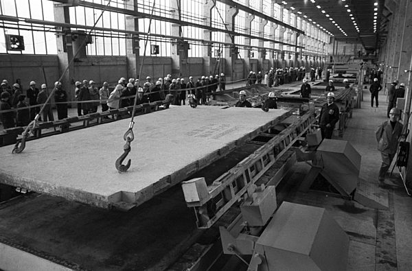 DDR - VEB Plattenwerk nimmt Produktion auf