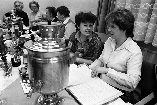 Frauen vom DFD (Deutscher Frauenbund Deutschlands) treffen sich im Winter...