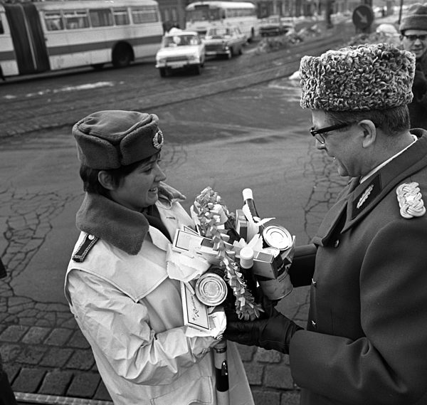In der Innenstadt von Leipzig bekommt eine Verkehrspolizistin auf einer...