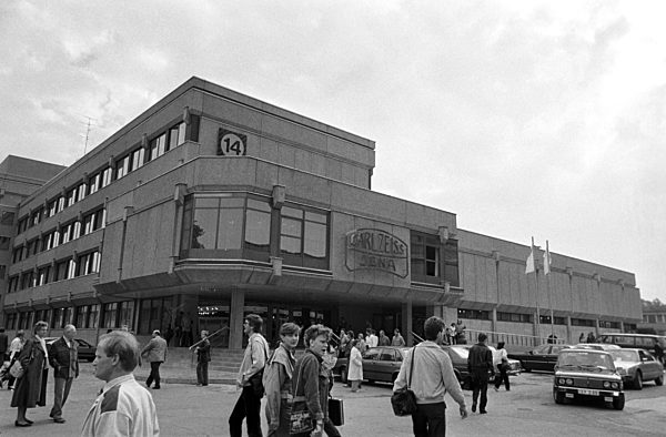 Der VEB Carl Zeiss Jena stellt in Halle 14 auf der Leipziger Messe 1988...