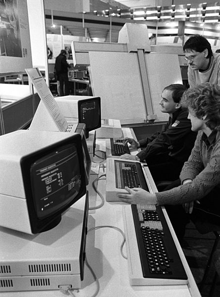 Jugendliche Besucher sitzen an Computern auf der Zentralen Messe der Meister...