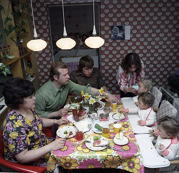 DDR - Kinderreiche Familie Konetzky mit Drillingen