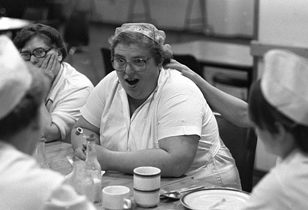 Küchenkräfte führen interessante Gespräche bei der Pause in der Kantine des...