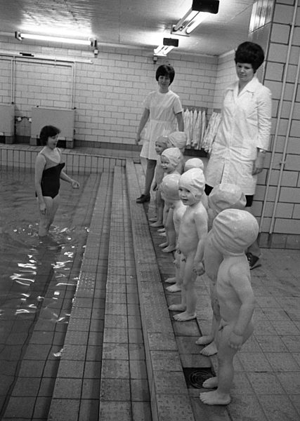 DDR - Baden in der Kinderkrippe