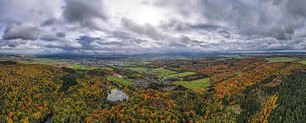 Blick ueber den Hattsteinweiher und Usingen auf den Taunuskamm im Herbst