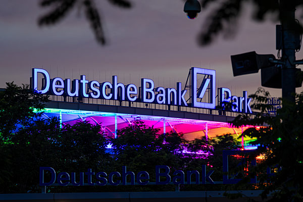 Der "Deutsche Bank Park" in Frankfurt a.M. leuchtet in Regenbogen-Farben