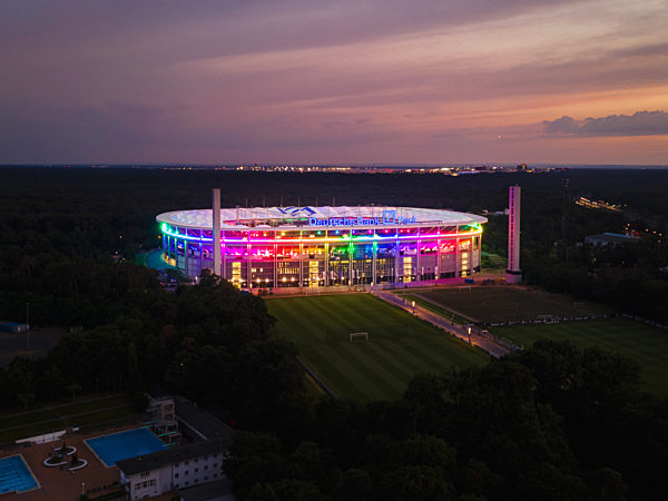 Der "Deutsche Bank Park" in Frankfurt a.M. leuchtet in Regenbogen-Farben