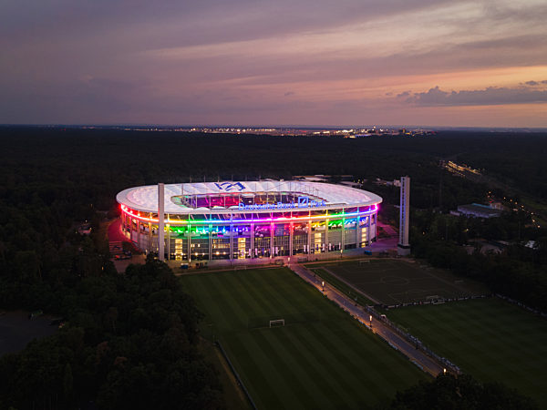Der "Deutsche Bank Park" in Frankfurt a.M. leuchtet in Regenbogen-Farben