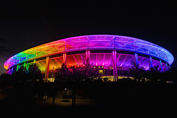 Der "Deutsche Bank Park" in Frankfurt a.M. leuchtet in Regenbogen-Farben