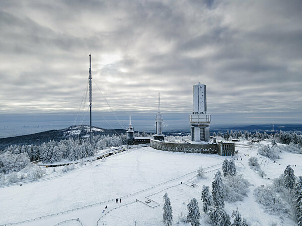 Der schneebedeckte Große Feldberg im Taunus