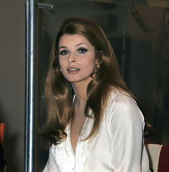 Die österreichische Schauspielerin Senta Berger posiert in einer weißen...