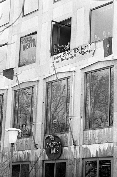 Students occupy Institute of Sciences of Journalism in 1969