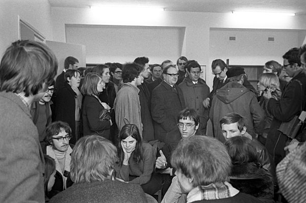 Students occupy Institute of Sciences of Journalism in 1969