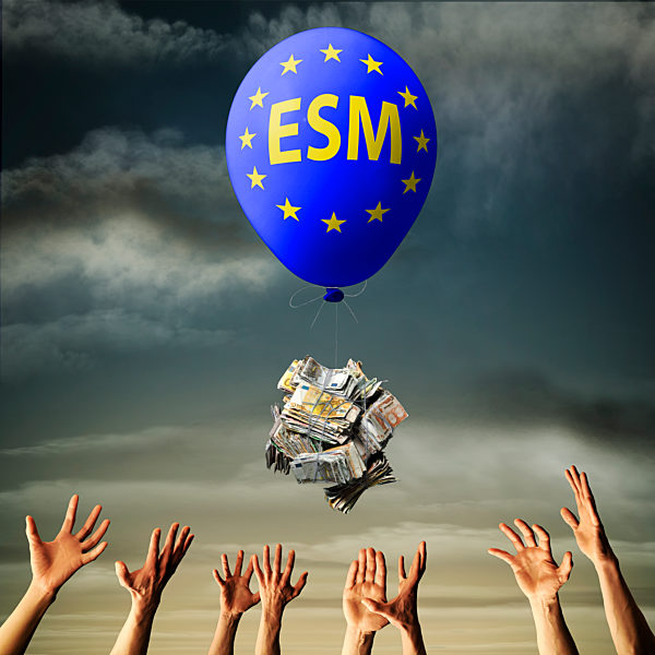 Hände strecken sich nach Geld, das an einem Ballon mit der Flagge der Europäischen Union und der Aufschrift "ESM" hängt