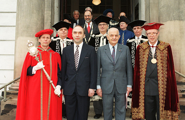 Zum Gruppenfoto stellen sich der Rektor der Martin-Luther-Universität...