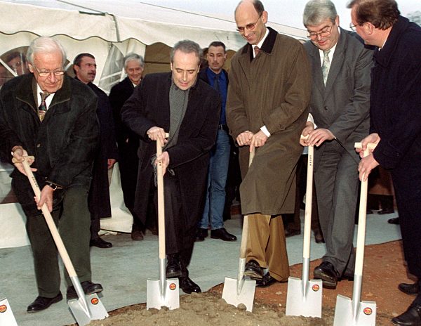 Startenor Jose Carreras macht Spatenstich für Krebsklinik