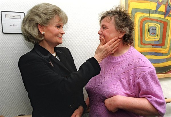 Hannelore Kohl besucht Uniklinik in Leipzig