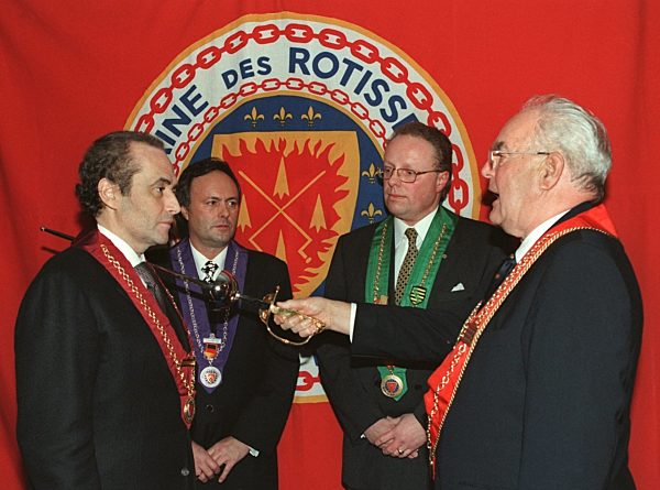 Carreras wird Mitglied der "Chaine des Rotisseurs"