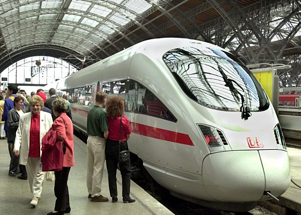 Erster Zug mit Neigetechnik fährt in Leipzig ein