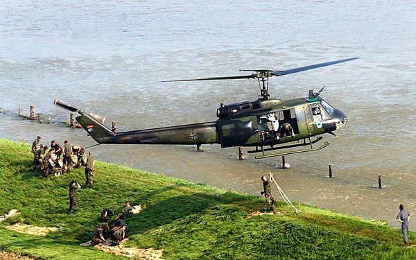 Hochwasser - Transporthubschrauber mit Tragenetz