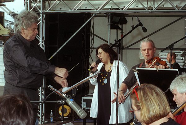 Theodorakis dirigiert in "Ferropolis"