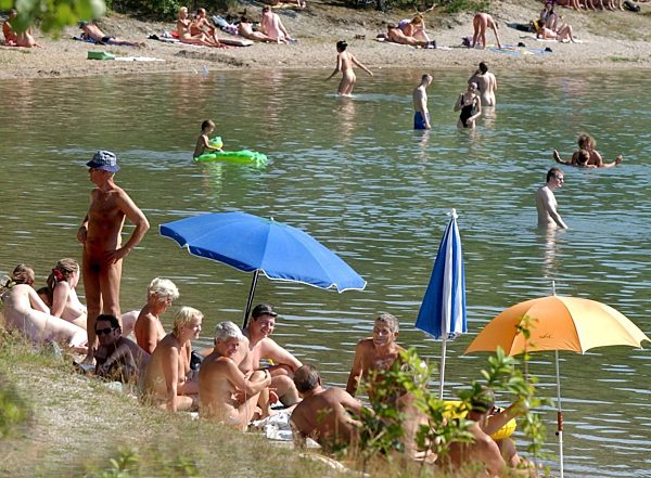 Erfrischung am FKK-Strand