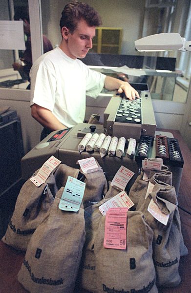 Alu-Münzen in Bundesbank (Archivfoto und Text 1991)