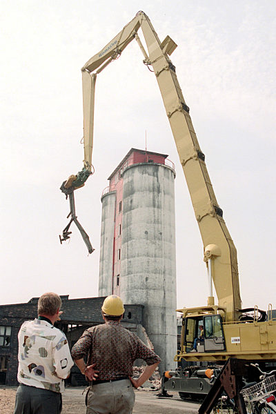 Der weltweit größte hydraulische Abbruchbagger soll ab 11.08...