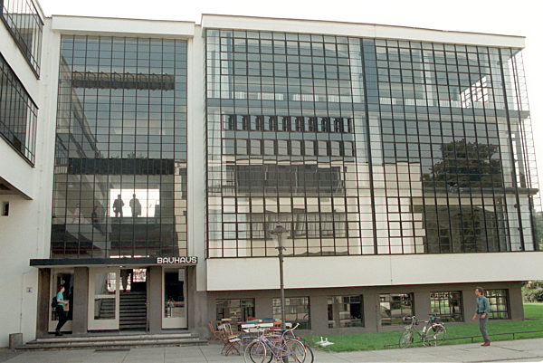 Dessau: Als Meisterwerk der Architektur gilt das 1926 nach Entwürfen des ...