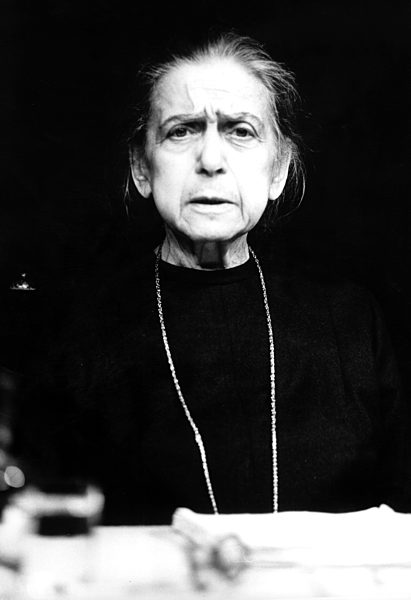 DDR - Therese Giehse im Berliner Ensemble