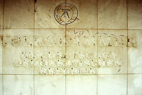 Ein verblasster Schriftzug "Volkskammer Deutsche Demokratische Republik" und...