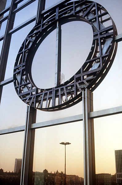 Nur noch das Gerüst, an dem in metallener Gestalt das Staatswappen der DDR...