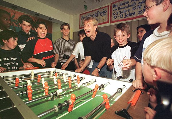 Fußball: Jürgen Klinsmann beim Tischfußball