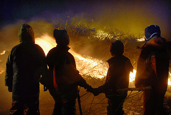 Kinder stehen am Donnerstag (21.02.2008) in Simonsberg an der Nordseeküste...