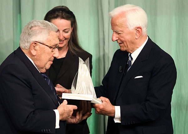 Weizsäcker receives Kissinger Award
