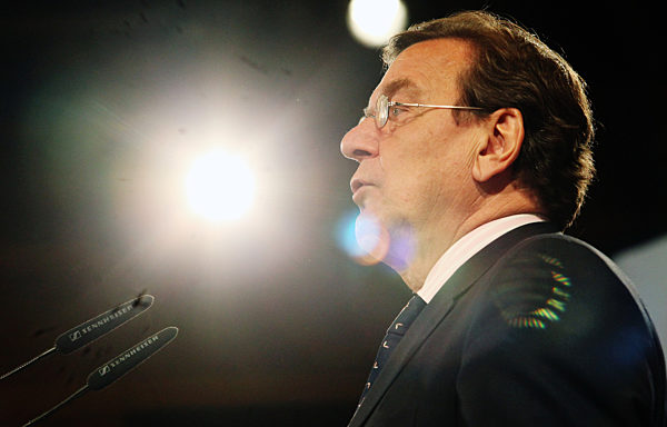 Der ehemalige Bundeskanzler Gerhard Schröder (SPD) hält am Montag (22.06...