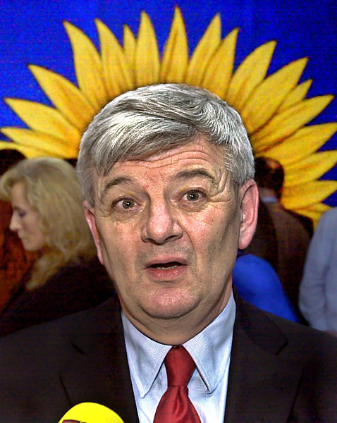 Bundesaußenminister Joschka Fischer (Bündnis 90/Die Grünen) gibt am 06.12...