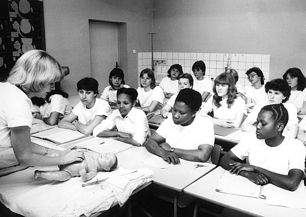 DDR - Angehende Hebammen